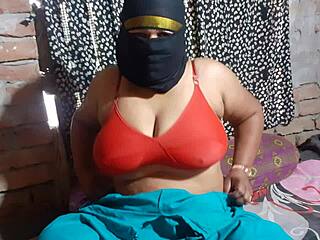 बहुत सेक्सी सौतेली माँ मुझे पागल कर देती है