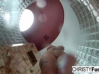 अरे, देखो ये हॉट शावर फन क्रिस्टी, डाहलिया और इवान के साथ! 🔥💦