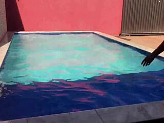 novinhos e novinha banhando na piscina da casa 😊