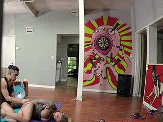 मेरी बाउंड पर्सनल ट्रेनर को फिंगर करता हूँ जबकि उसकी चूत को जोर से स्लैम करता हूँ इस एमेच्योर बीडीएसएम सेशन में