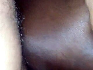 सोफे पर चुदाई, गीली एनल एक्शन के साथ, बिल्कुल जंगली! 😜