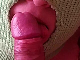 रशियन जवान 18+ सौतेली मां बेटे के मोटे लंड को हिलाती पति काम पर!