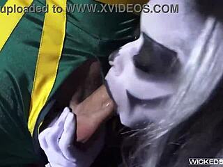 ब्रूनेट पॉर्नस्टार स्किन डायमंड मॉन्स्टर कॉक राइड करती है डीपथ्रोट के साथ