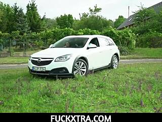 पेटाइट गीशाकाइड उत्साहित होकर नेबर थॉमस स्टोन के खरीदे ह्यूज डिल्डो इस्तेमाल करती है