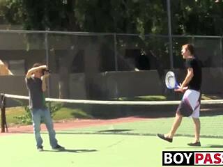 हंग ट्विंक्स बाहर जश्न मनाते हुए उत्तेजित हो जाते हैं