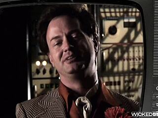 मैं क्रिस्टीना रोज मॉन्स्टर लंड पर सवार हूँ