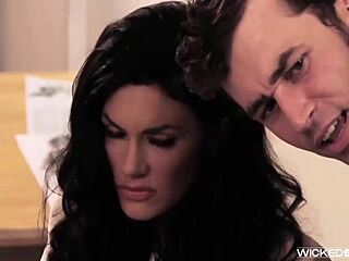 मैं क्रिस्टीना रोज मॉन्स्टर लंड पर सवार हूँ