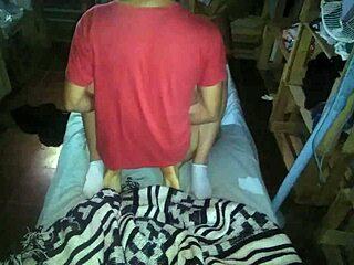 cogemos de misionero por la noche con pareja latina emo 😏