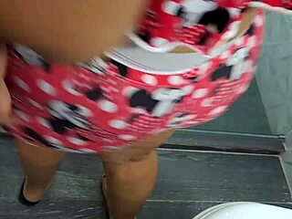 मेरी सौतेली माँ बाथरूम में POV में मुझे दमदार ब्लो जॉब देती है