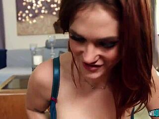 रेडहेड लकी कॉक्ड गाय को मेस्सी ब्लोजॉब देती है