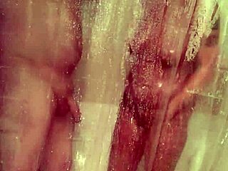 Mandeezy4u2 शावर में गीली और जंगली हो गई, मस्त खेल!