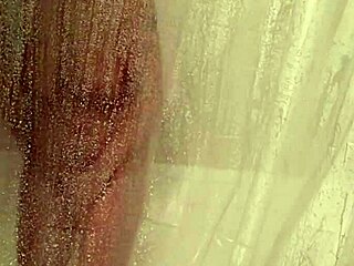 Mandeezy4u2 शावर में गीली और जंगली हो गई, मस्त खेल!