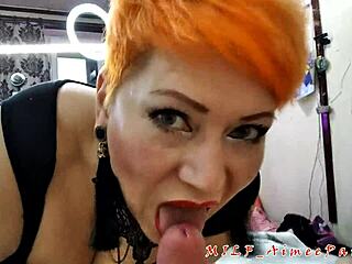 रेडहेड रशियन मिल्फ स्टॉकिंग्स में मॉन्स्टर लंड चूसती है