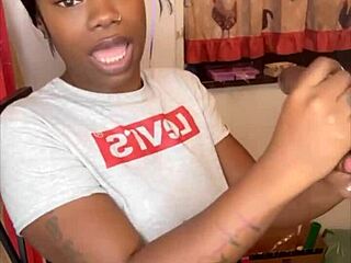 Stepsister sucks 11-inch BBC 😍