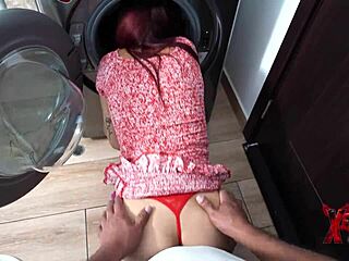 Petite Pelirroja Se Queda Atorada En La Lavadora