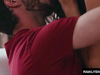 मिल्फ को उसके बड़े स्तनों पर यंग 18+ लड़के के ब्लो जॉब से कम आता है