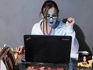 वह क्रिम्पाई से पहले उस विशाल लंड को चूसती है