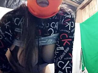 मद्रास्ट्रा मास्क पहनकर मेरे साथ सीक्रेट पोर्नो, रियल होममेड में रसीली गांड दिखाती, बिल्कुल फ्री