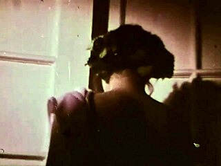 स्विंगिंग सिक्स्टीज रेट्रो ऑर्गी हेयरी ग्रुप एक्शन के साथ