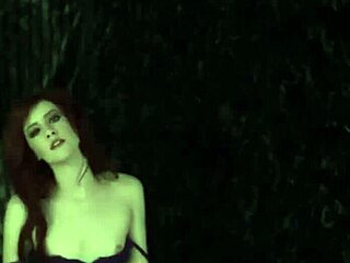 दूधिया गोरी रेडहेड एले अलेक्जेंड्रा ने धीरे खुद को सहलाया मास्टरबेशन