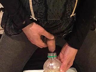 गंदी गोल्डन पिस फ्लो की प्यास लगी