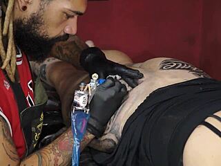 मेरी बिग फैट अस पर नया टैटू बनवाना