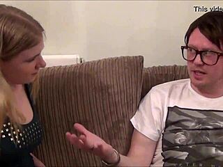 मोना समर्स, नर्डी एमेच्योर, इंटेंस फेस फकिंग और डीपथ्रोट सहती है रियलिटी सीन में।