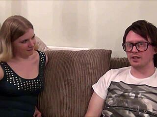 मोना समर्स, नर्डी एमेच्योर, इंटेंस फेस फकिंग और डीपथ्रोट सहती है रियलिटी सीन में।