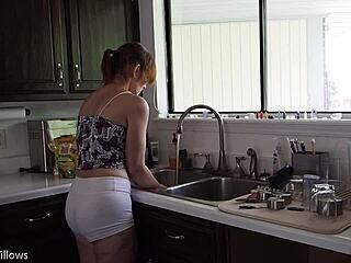 पर्दे के पीछे बालों से मुक्त MILF सबक 363 उजागर