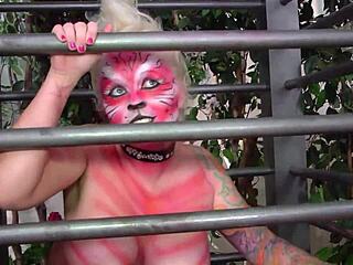 लेदर कॉस्ट्यूम वाली गंदी लेस्बियन जोरदार चूत चाटती मफ डाइविंग करती हैं