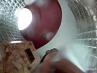 क्रिस्टी मैक बैकस्टेज शावर में टिजिंग फन करती है?