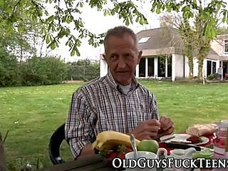 स्वीट टीन 18+ सीनियर के साथ आउटडोर फन के लिए हुक अप करती है, हाई डेफिनिशन में