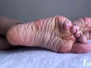 Jade Vixen Delivers Sensual Heel Massage Wrinkled Asian Feet