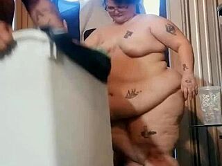 BBW बिग गांड के साथ ताने मारती है स्टीमी POV एक्शन में