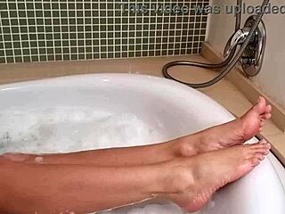 o banho no hostel turns into a wild adventure