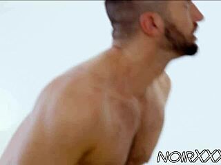 यह ब्लैक गे गाय अपने लेजी हैंडसम लवर में बड़ा डिक डालता है, बहुत हॉट! 🔥