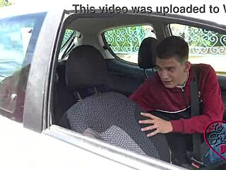 Sally, jeune blonde de 18ans, shy but naughty in outdoor fun. She teases with her small frame!