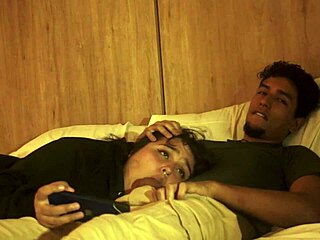 खुद को छूने से रोक नहीं पा रही, सौतेली बहन को डीपथ्रोट करते लगभग पकड़ी गई