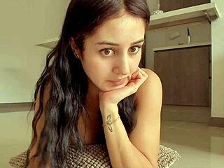 Hot Brunette with Juicy Ass on Web Chat