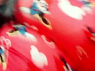 madrastra jovencita cachonda le da mamada de verga a su hijastro en un autobús en público sexo real casero amateur de madrastra e hijastro