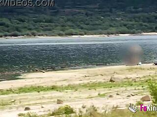 एबोनी बेब किसी भी लड़के को झील पर लुभाती है!