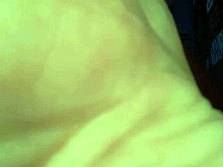 A loira estava com saudades de gozar arrombando o cu e no punho ela geme gostoso