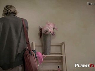 ब्रूनेट हॉट सौतेली बहन एनल ट्राई में अटकी, सौतेला भाई मदद को आया