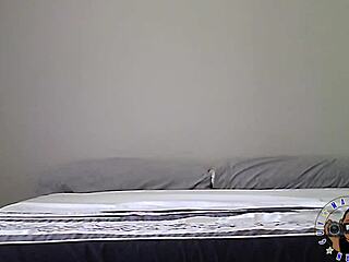 जेस्मिन मुझे बैकस्टेज पर अपने स्टीमी ब्लो जॉब सीन के बाद फुसलाती है।