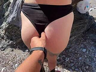 वाह! हॉट ब्रूनेट पब्लिक बीच पर स्ट्रेंजर को बांग करती है!