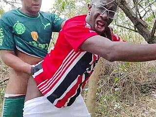 मोटे लड़के गे सेक्स सीन में मजेदार सेक्स कर रहे हैं हॉर्नी मोटे मर्दों के साथ जो जंगल में अच्छी तरह फक कर रहे हैं