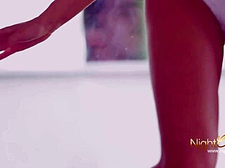 हॉट ब्रूनेट हार्ड पाउंडिंग लेती है पैरों पर कुम के साथ।