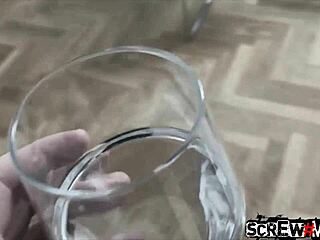 मैं इस सेक्सी स्पैनिश लेटिना को पसंद करती हूं जो मॉन्स्टर लंड कमशॉट के लिए पैंटी खींचती है