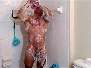 अरे, साबुन और तेल के साथ भाप भरे शावर में मस्ती! 🛁