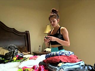 जवान बेब बाहर खुद को टॉय से मजे लेती है!